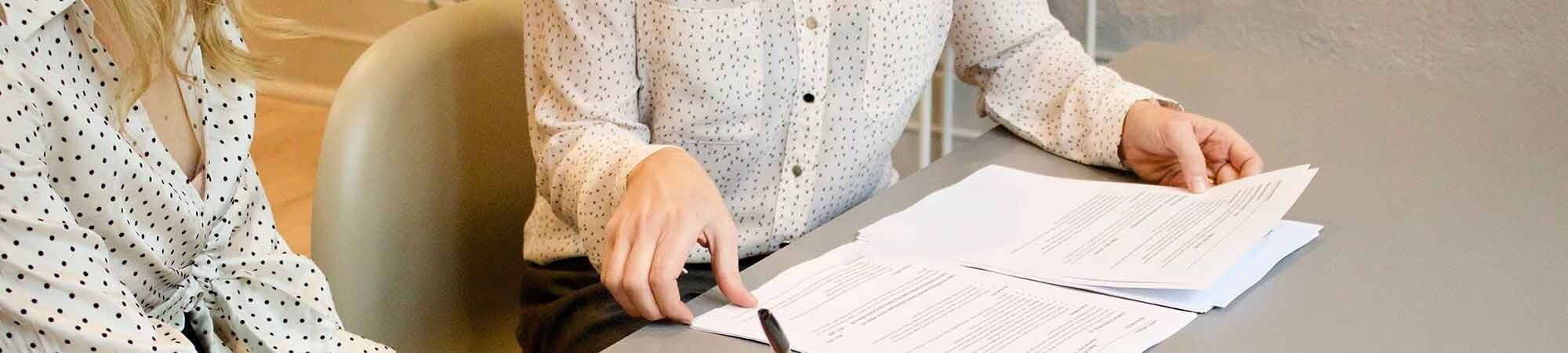 two women meeting to provide feedback